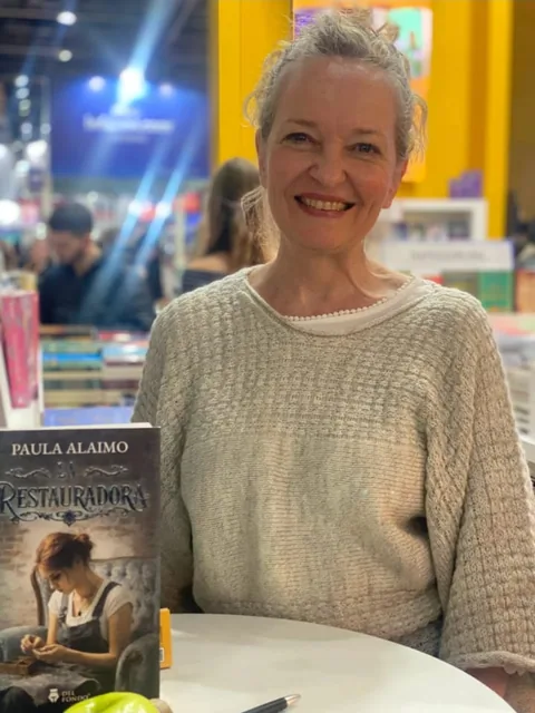 Paula Alaimo con un ejemplar de La Restauradora en la Feria Internacional del Libro de Buenos Aires